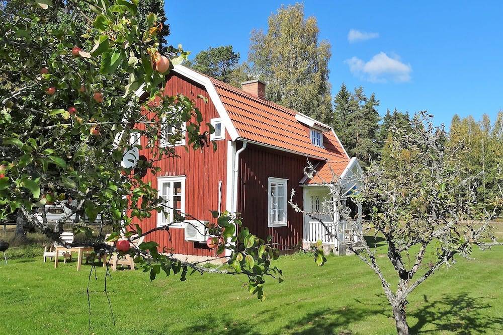 Gute Angelmöglichkeiten, typische Stuga auf kleinem Hof, eigener Steg u Boot in Jönköping, Jönköpings län