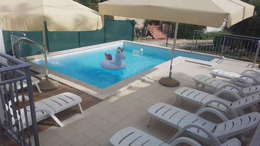 Ferienhaus für 8 Personen, mit Pool in Rakotule