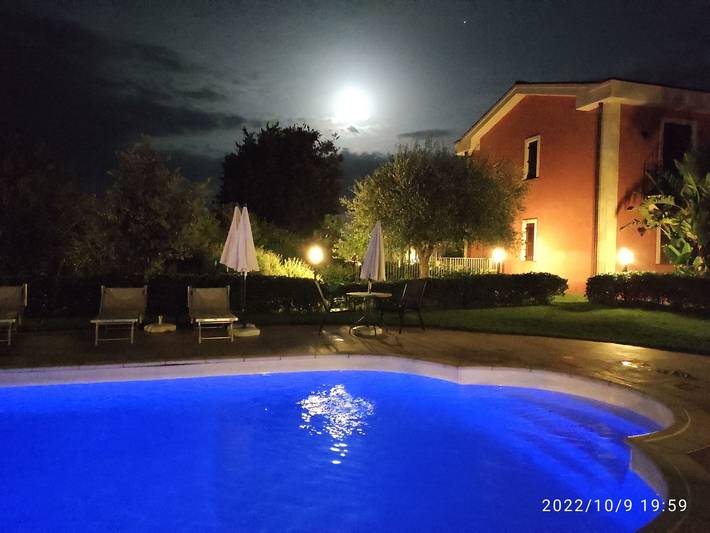 Ferienwohnung für 2 Personen, mit Terrasse und Garten sowie Pool und Seeblick