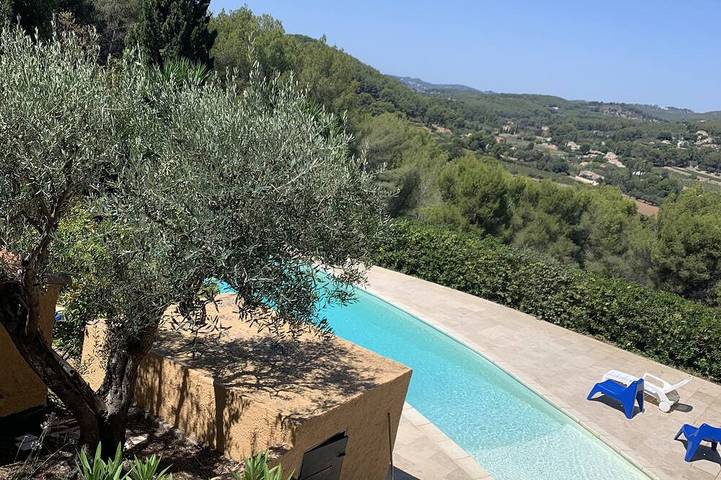Appartement de vacances pour 6 personnes, avec piscine ainsi que terrasse et jardin