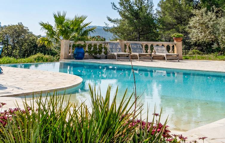 Location de vacances pour 6 personnes, avec terrasse ainsi que jardin et piscine à Solliès-Toucas - 2