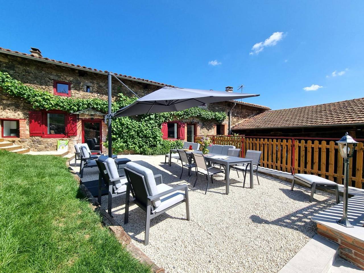Gîte spacieux avec spa et jardin pour 10 personnes in Saint-Denis-sur-Coise, Montbrison