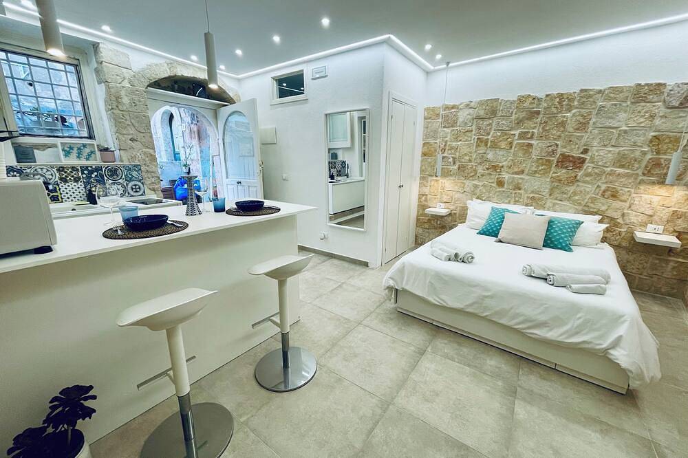Ganze Wohnung, Casa Artemide -bedroom studio in enchanting Siracusa with Ac in Ortigia, Syrakus