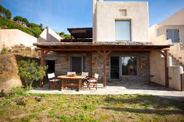 Gîte pour 4 personnes, avec jardin ainsi que vue et terrasse dans Kea