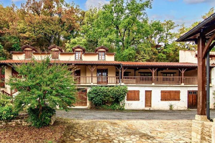 Location de vacances pour 12 personnes, avec terrasse ainsi que piscine et jardin, animaux acceptés à Milhars - 2