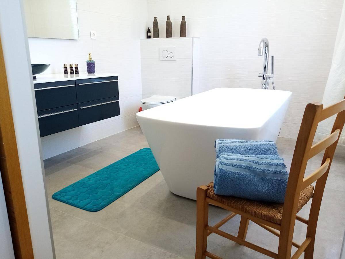 Deluxe Double Room with Shower in Luc-sur-Orbieu, Côte méditerranéenne (France)