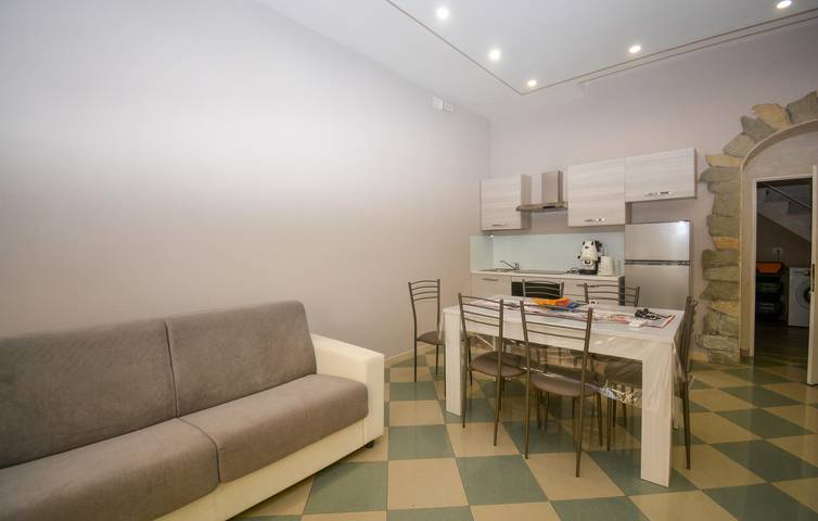 Soleggiato rifugio a Solarino- WiFi, AC, terrazza, parcheggio in Solarino, Siracusa e dintorni
