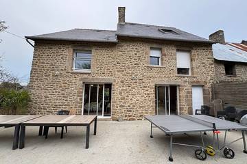 Location de vacances pour 15 personnes, avec jardin et terrasse à Baguer-Pican