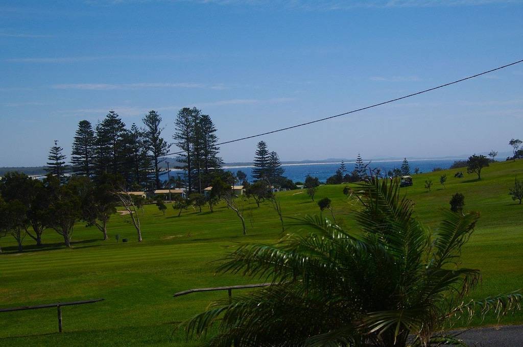 Great Location With Ocean Views, Spa Bath & Air Conditioning in Crescent Head, New South Wales