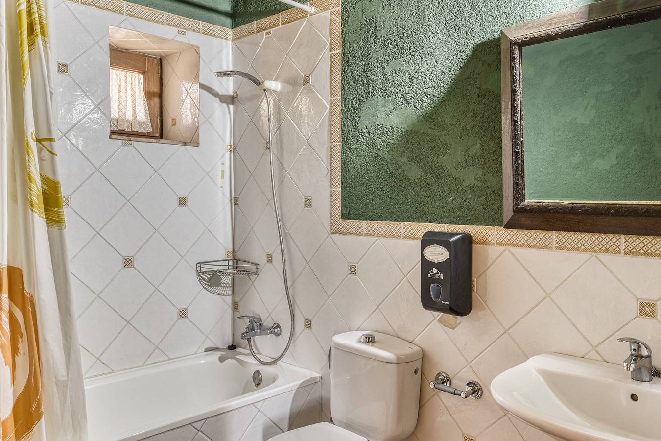 Alojamiento y desayuno 'Ullastret' con piscina compartida, Wi-Fi y aire acondicionado in Serra de Daró, Costa Brava