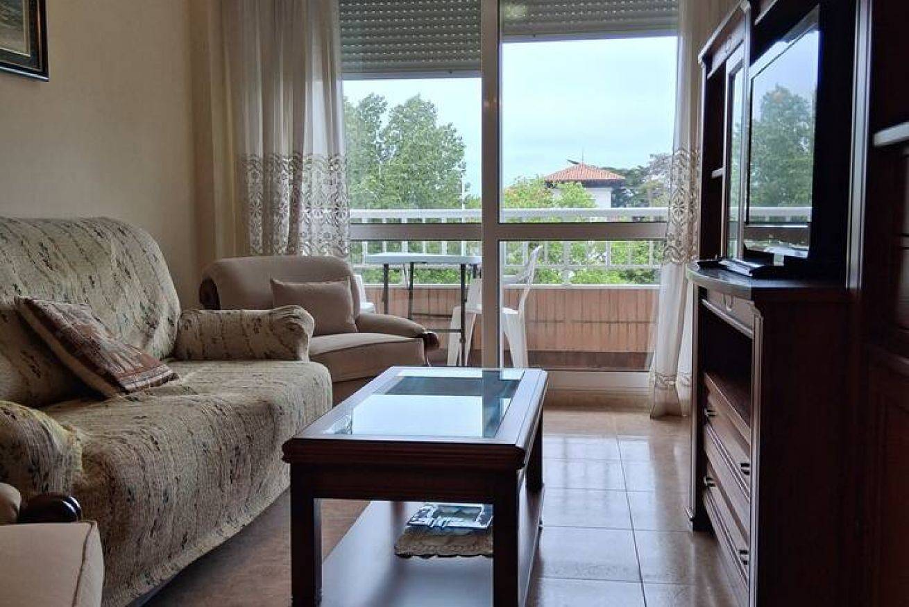 Ganze Wohnung, Schickes Apartment mit Pool & Wlan nahe Stadtattraktionen in Noja, Kantabrische Küste