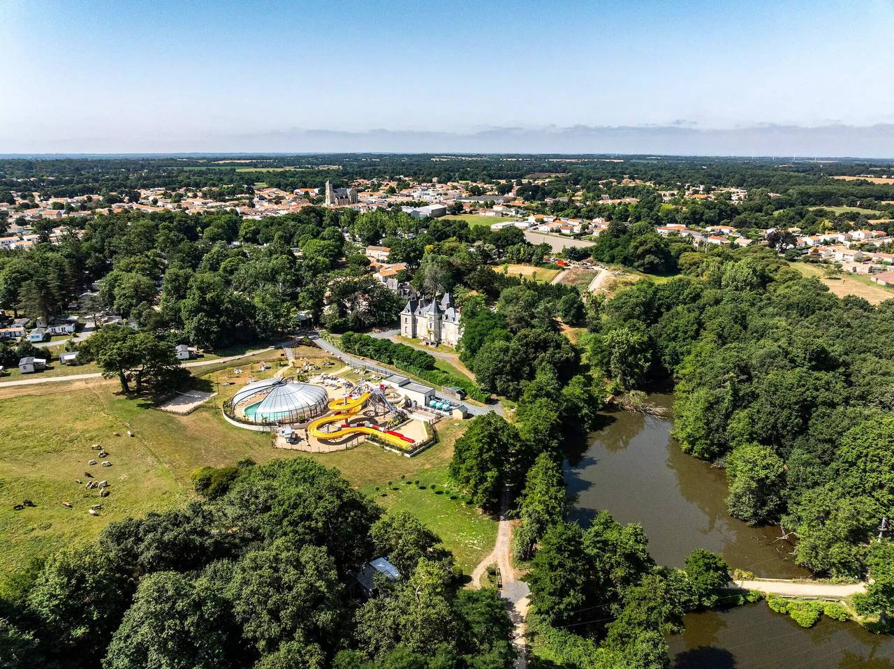 Mobil-home 4 pièces 6 personnes climatisé + Tv in Saint-Julien-des-Landes, Vallée de la Loire