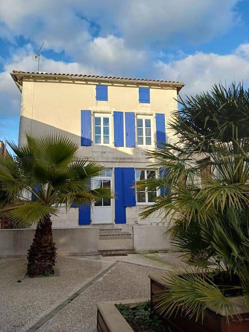 Location de vacances pour 5 personnes, avec Terrasse ainsi que Jardin et Piscine à Saint-Ciers-du-Taillon