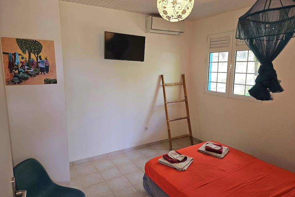 Villa F3 in the heart of the island, with swimming pool and Creole garden in Dikos, Martinique