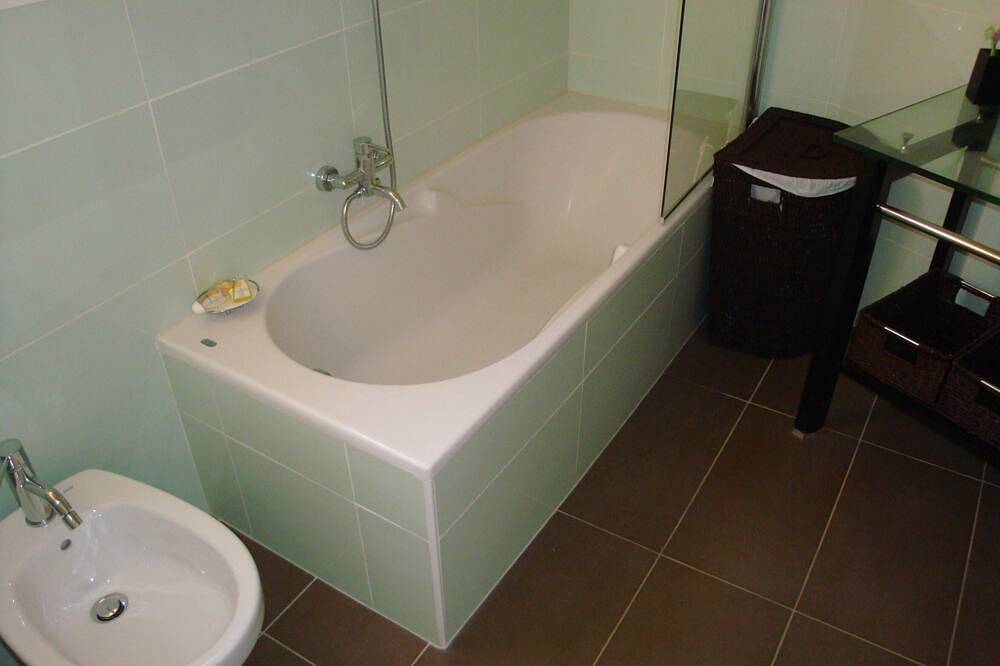 Appartement entier, Appartement 5 Personnes Pieds dans l'Eau! Vue Mer Panoramique et Jardin Privatif in Le Trayas, Saint-Raphaël