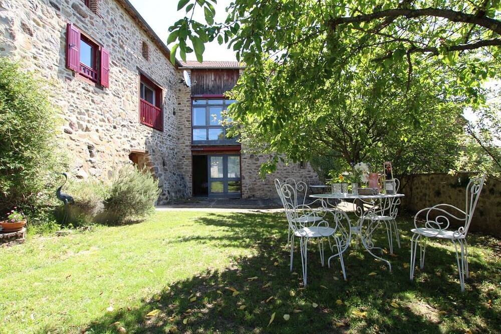 Gîte 4 étoiles au cœur de l’Auvergne avec terrasse, jardin clos et équipements pour enfants in Saint-Beauzire, Haute-Loire