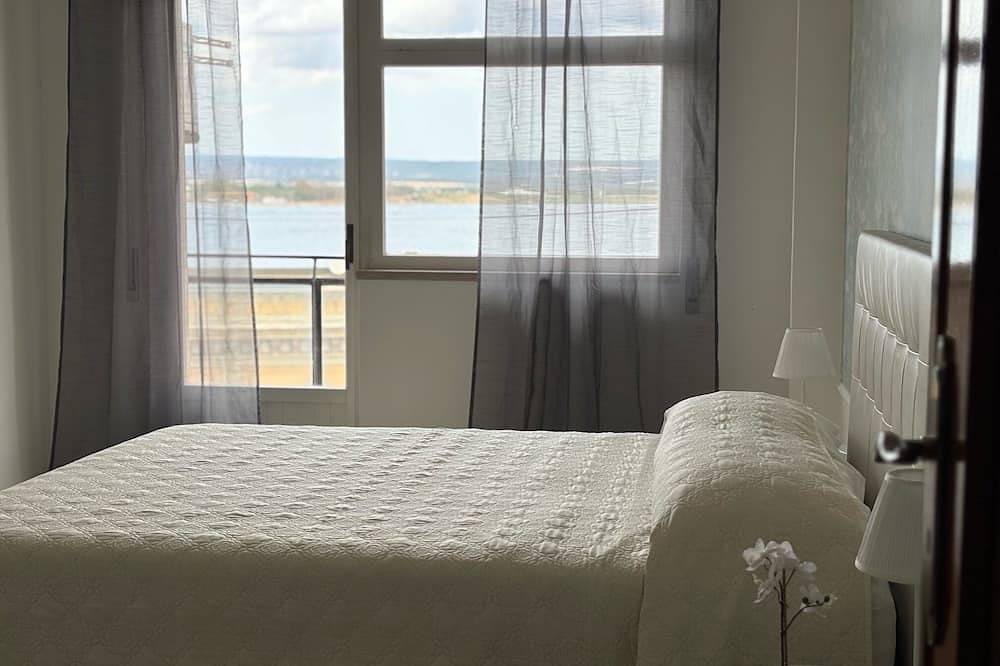 Entire apartment, Intero appartamento 140mq sito nel centro città e sulla Laguna del Mar Piccolo in Taranto, Gulf of Taranto