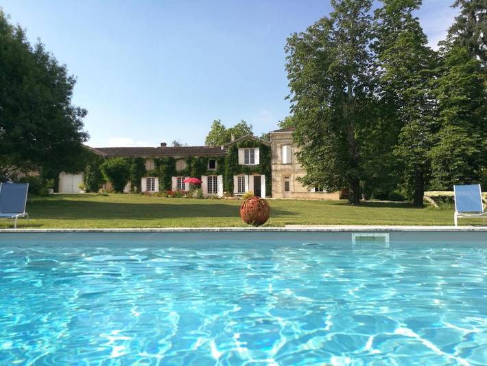 Cottage pour 2 personnes, avec vue ainsi que jardin et piscine dans Bayas