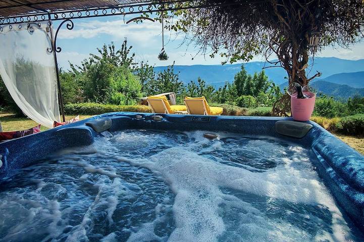 Location de vacances pour 12 personnes, avec Balcon ainsi que Jacuzzi et Jardin à Toudon