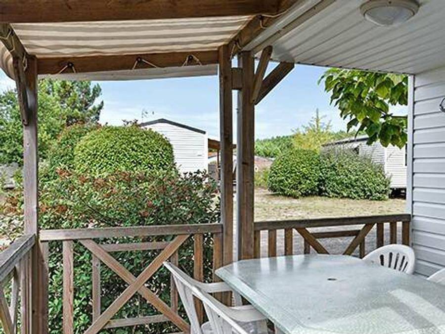 Camping Les Embruns d'Oléron - Mobilheim 4 personen - Classic | 2 Zi. | 4 Pers. | Einfache Terrasse in Le Château-d'Oléron, Côte de Beauté