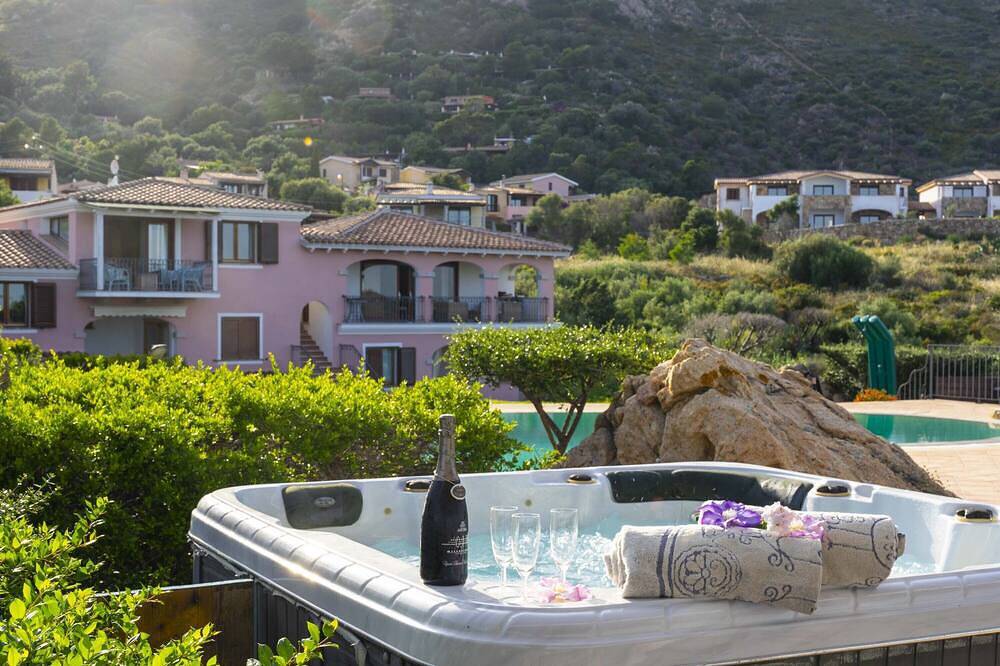 Ganze Wohnung, Nr. 5. Fantastische Wohnung mit Pool, Panoramablick, 5 Minuten vom Strand entfernt in Lu Fraili di Sopra, San Teodoro
