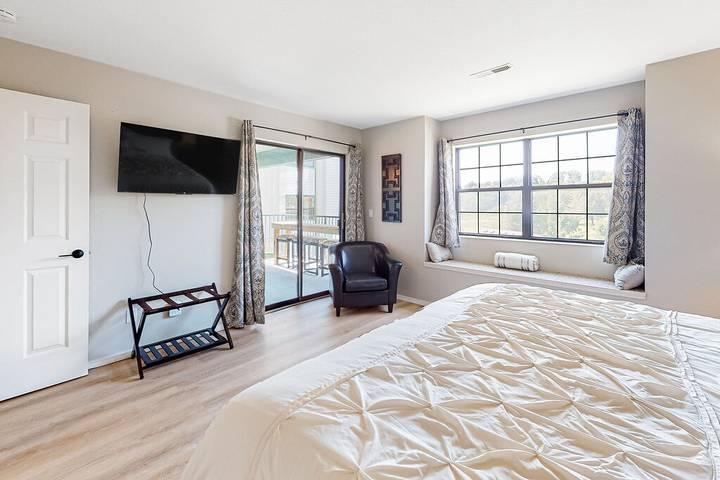 Vacation apartment for 6 people, with balcony and pool in Missouri