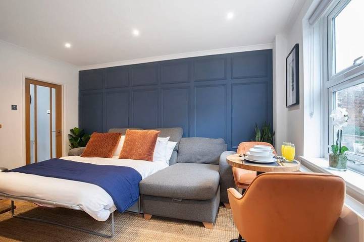 Moderne-Vue sur Rue-Maison-Salle de bain privée in Cheltenham, Gloucestershire