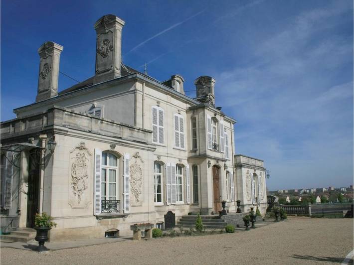 Maison d’hôte pour 3 personnes, avec Terrasse et Jacuzzi ainsi que Jardin et Piscine