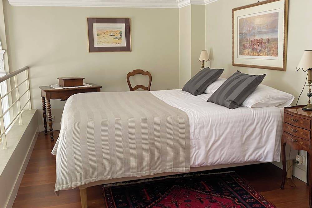 Apartamento entero, 18th-century apartment on the banks of the Garonne 10 minutes from downtown Chartrons parking in Burdeos, Región de Burdeos