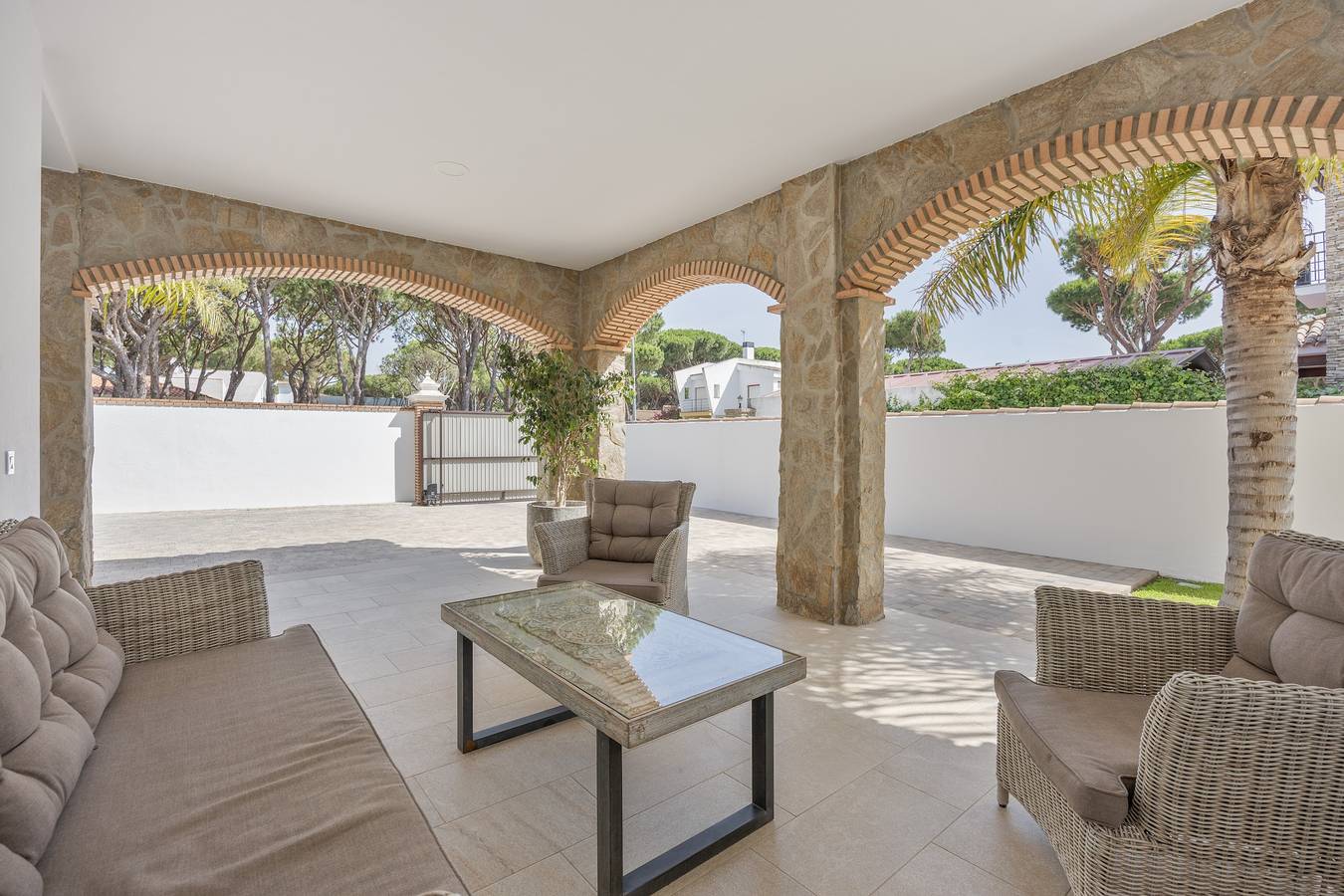 Holiday Home 'Chalet Con Piscina' with Private Pool, Wi-Fi and Air Conditioning in Playa La Barrosa, Chiclana de la Frontera