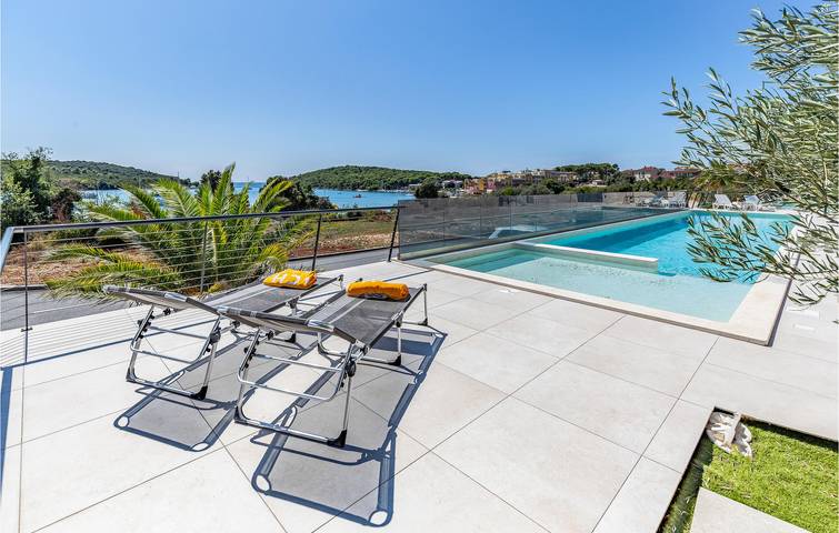 Ganze Ferienwohnung, Reizende Ferienwohnung, 2 km vom Strand entfernt, mit Pool, WLAN und Parkplatz in Lijom, Banjole
