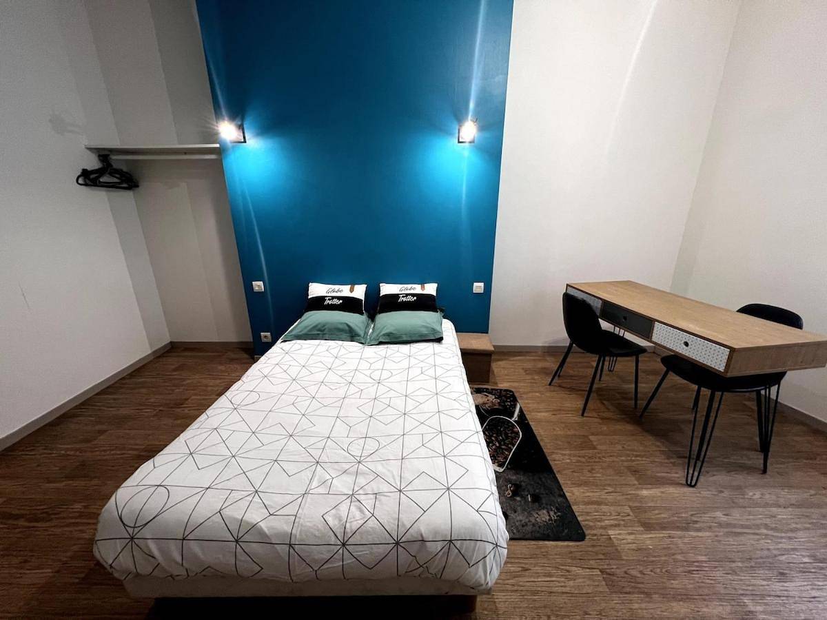 Appartement entier, Beau Studio dans une rue au calme en Centre Ville de Niort proche de la Gare in Niort, Région de Niort