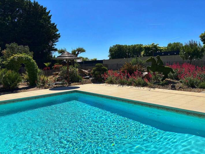 Location de vacances pour 4 personnes, avec vue ainsi que piscine et jardin à Souzay-Champigny