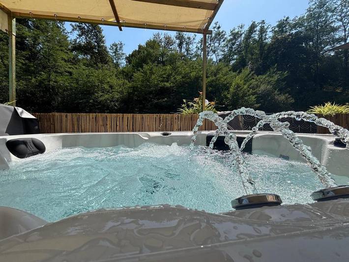 Tente pour 4 personnes, avec Jacuzzi et Terrasse ainsi que Jardin et Vue