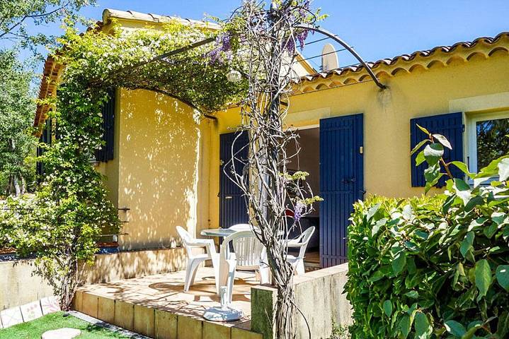 Gîte pour 4 personnes, avec terrasse ainsi que piscine et jardin, animaux acceptés