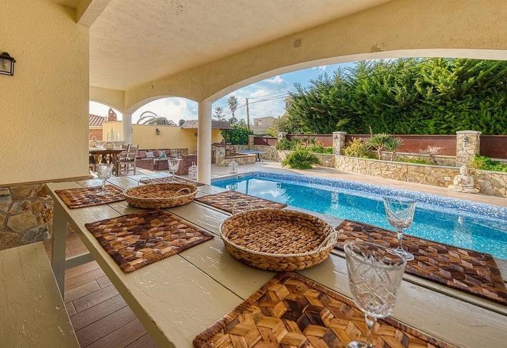 Villa "Costacabana - Villa Madonna", Bergblick, Terrasse, Privater Pool & WLAN in Condado del Jaruco, Lloret de Mar