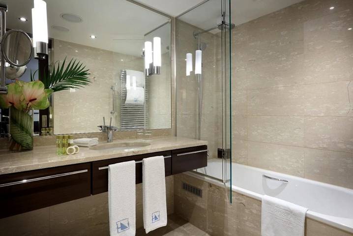 Hotel für 3 Personen, mit Ausblick und Sauna sowie Pool in Berliner Mauer - 2