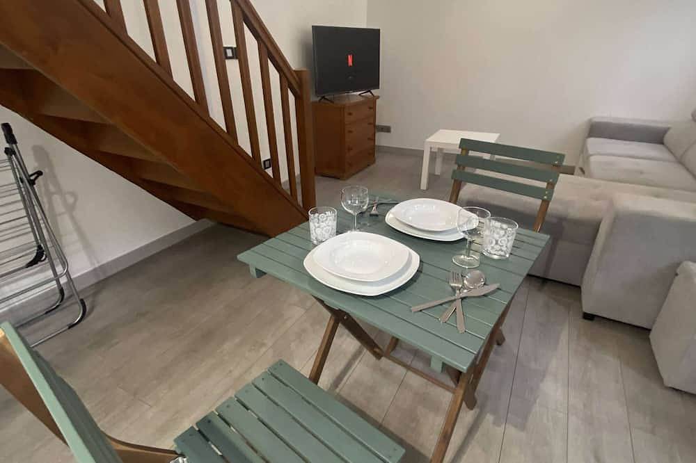 Apartamento entero, L'appartement dispose d'un lit, d'un canapé-lit et d'une cuisine avec un réfrigérateur in Saint-Brice-sous-Forêt, Valle del Oise