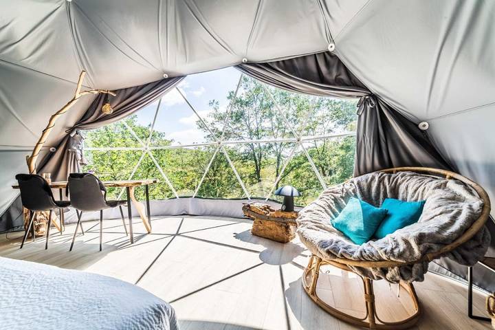 Location de vacances pour 2 personnes, avec Terrasse ainsi que Jardin et Vue à La Dornac