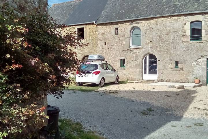 Gîte pour 5 personnes, avec terrasse ainsi que piscine et jardin à Les Champs-Géraux
