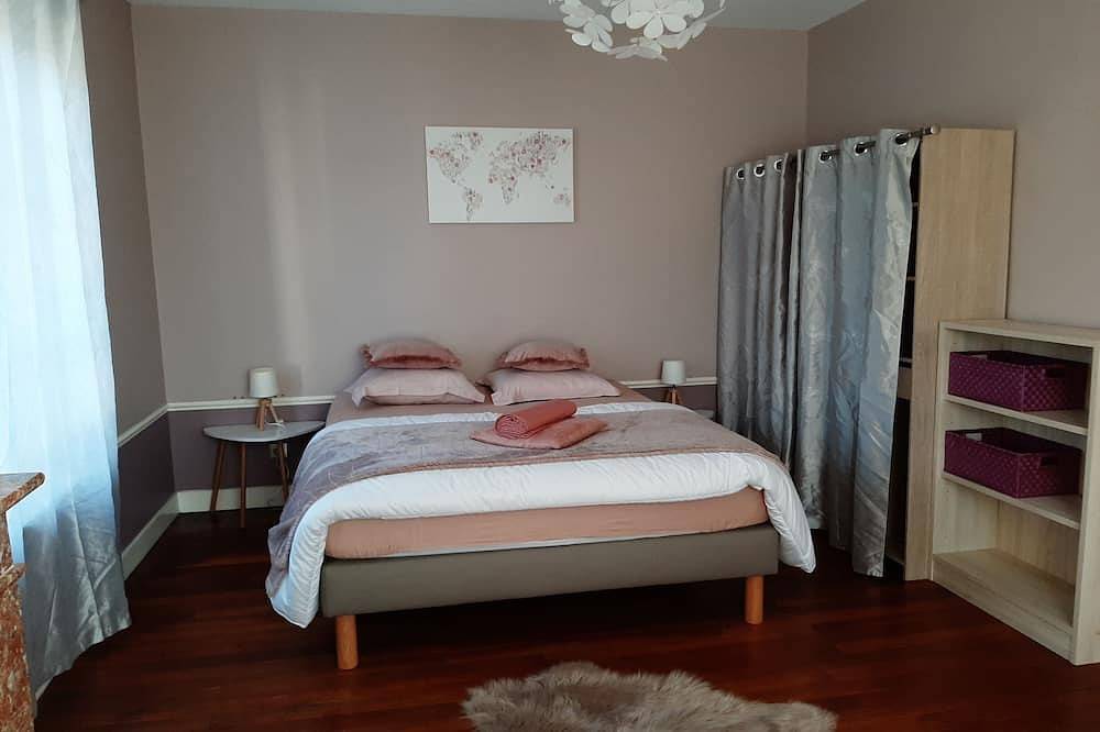 Bourgogne Renovated Farmhouse With Private Heated Indoor Pool And Sauna in Fontaine-la-Gaillarde, Yonne