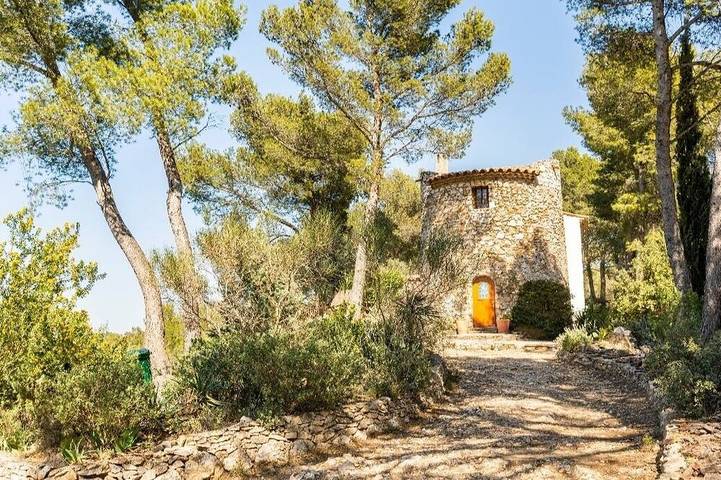 Ganze Wohnung, Le Moulin Rouge Provençal : charming old windmill with hot tub close to Aix in Bouc-Bel-Air, Mittelmeerküste (Frankreich)