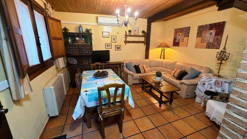 Location de vacances pour 6 personnes, avec terrasse et vue, animaux acceptés à La Adrada - 2