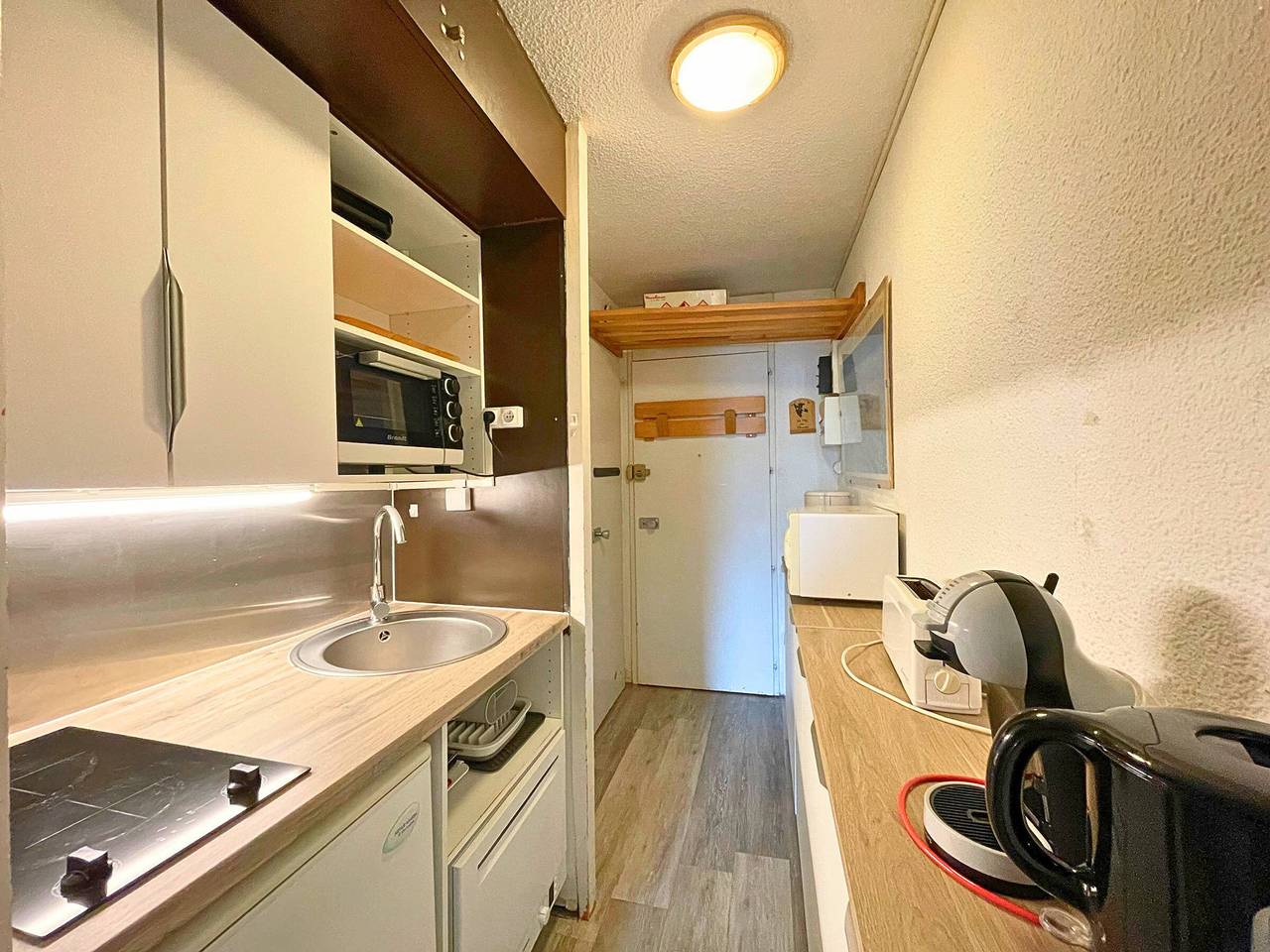 Entire studio, Cozy Studio for 4 with South-Facing Balcony, Near Slopes & Amenities in Les Menuires, Saint-Martin-de-Belleville