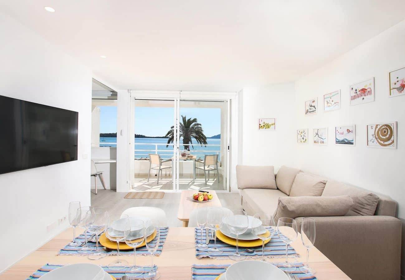 Apartamento inteiro, Apartamento 'Sivella' com vista para o mar, Wi-Fi e ar condicionado in Port de Pollença, Pollença