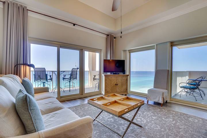 Vacation rental for 6 people, with balcony and pool as well as hot tub and sauna in Miramar Beach