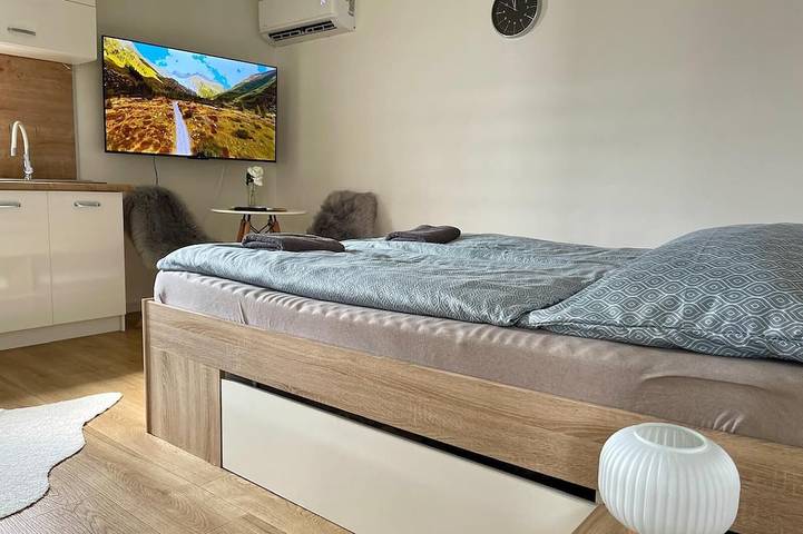 Ganze Wohnung, Cozy studio in tranquil Trenčiansky kraj with Ac comfort in Priwitz, Trentschiner Landschaftsverband