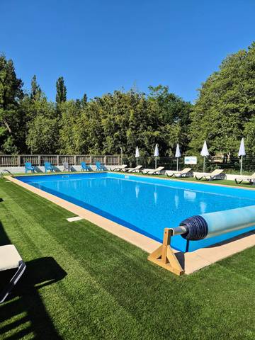 Mobil home pour 2 personnes, avec piscine ainsi que vue et terrasse à Le Change