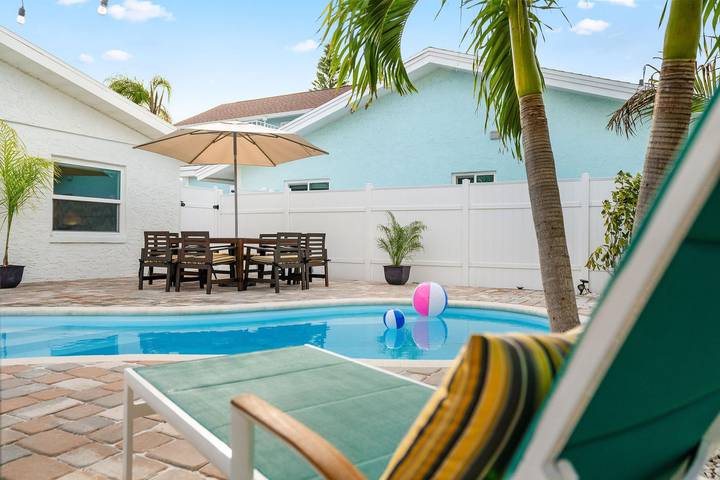 Vacation rental for 5 people, with balcony and yard, kid friendly in Indian Rocks Beach