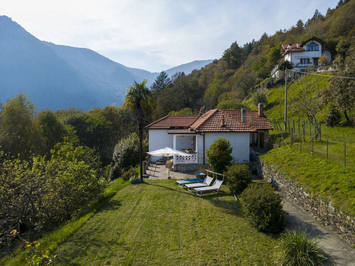 Vacation rental for 5 people, with Terrace and Yard as well as Lake view in Lago Maggiore